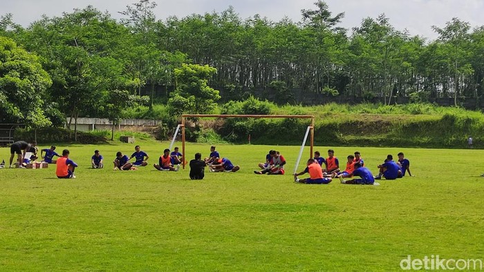 Arema FC menggelar latihan perdana. Latihan tersebut hanya diikuti 22 pemain.