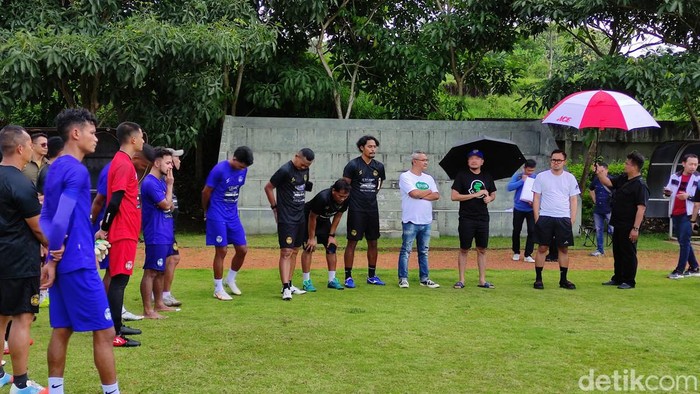 Arema FC menggelar latihan perdana. Latihan tersebut hanya diikuti 22 pemain.