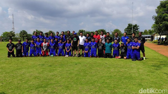 Arema FC menggelar latihan perdana. Latihan tersebut hanya diikuti 22 pemain.