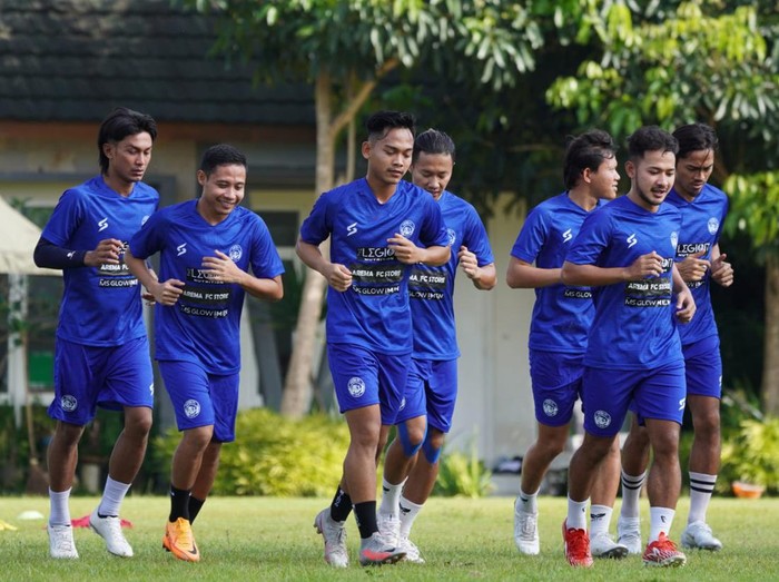 Arema FC menggelar latihan perdana. Latihan tersebut hanya diikuti 22 pemain.