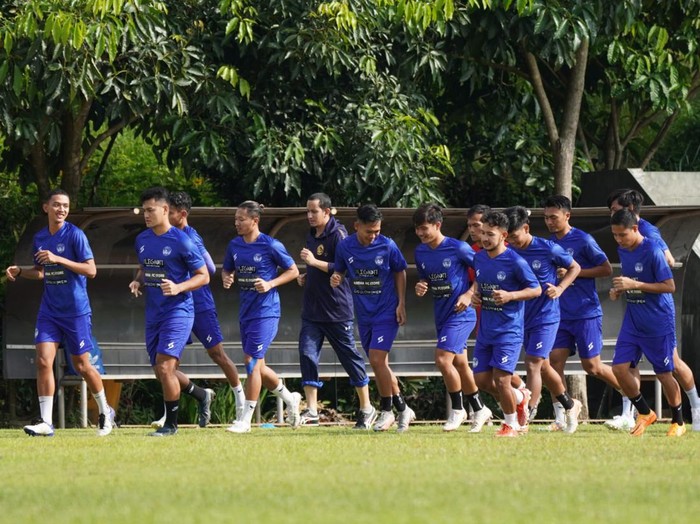 Arema FC menggelar latihan perdana. Latihan tersebut hanya diikuti 22 pemain.