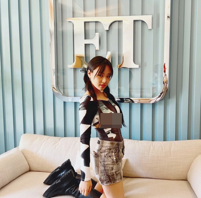 Tren fashion underboob yang mengekspos bagian payudara menjadi kontroversi karena dinilai terlalu seksi. Namun solois BIBI menuai pujian dari netizen Korea saat tampil dengan crop top hitam itu di acara tv Amerika, Entertainment Tonight. Foto: dok. Instagram @nakedbibi