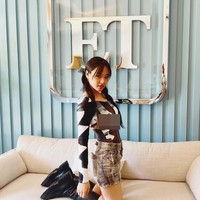 Tren fashion underboob yang mengekspos bagian payudara menjadi kontroversi karena dinilai terlalu seksi. Namun solois BIBI menuai pujian dari netizen Korea saat tampil dengan crop top hitam itu di acara tv Amerika, Entertainment Tonight. Foto: dok. Instagram @nakedbibi