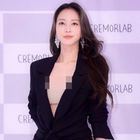 Han Ye Seul telah memulai tren underboob sejak 2018. Bintang drama Korea Birth of a Beauty itu memakai crop top berwarna krem di balik dress berwarna hitam. Sang aktris terlihat seksi dan elegan saat menghadiri event brand Cremorlab. Foto: dok. Cremorlab