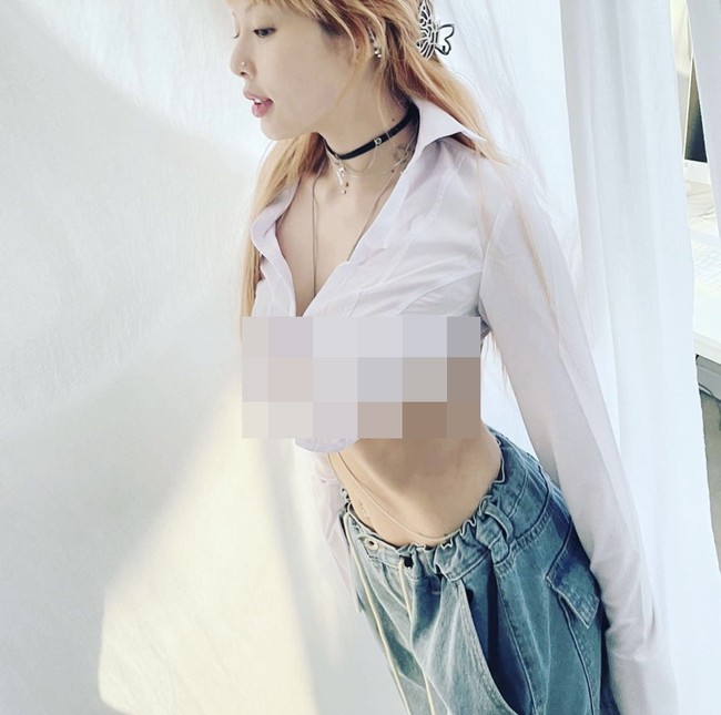 HyunA yang selama ini berpakaian seksi tampil berani dengan tren underboob. Dia memakai kemeja putih yang super pendek dan hanya menutup sebagian payudaranya. Foto: dok. Instagram @hyunah_aa