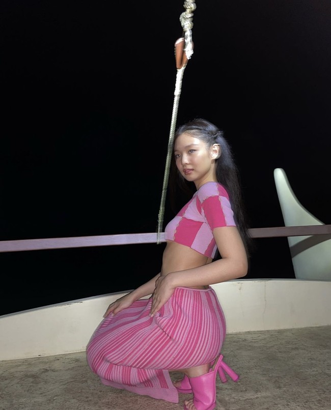 Jennie BLACKPINK mempopulerkan tren fashion underboob saat berada di Hawaii pada awal Maret 2022. Pelantun lagu SOLO itu memakai crop top berwarna pink dari koleksi Jacquemus seharga Rp 6,6 jutaan. Foto: dok. Instagram @jennierubyjane