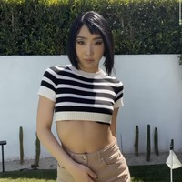Minzy baru-baru ini comeback bersama 2NE1 dan tampil di Coachella. Saat berada di Los Angeles, dia mengikuti tren joget TikTok dengan lagu Demi Lovato ‘Cool for the Summer’ dalam balutan blouse pendek yang mengekspos bra yang dikenakannya. Foto: dok. Instagram @_minzy_mz