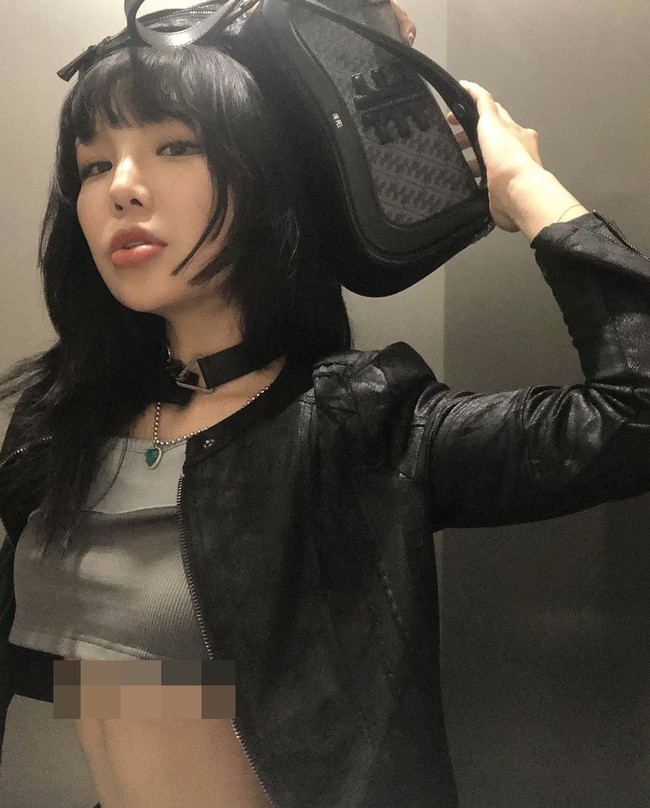 Tren fashion itu mulai dikenalkan sejumlah artis Hollywood seperti Rihanna, Kylie Jenner, dan Bella Hadid. Rapper Korea KittiB pun mencuri perhatian dengan gaya seksinya saat memakai crop top abu-abu yang dipadukan dengan leather jacket. Foto: Instagram