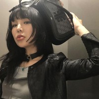 Tren fashion itu mulai dikenalkan sejumlah artis Hollywood seperti Rihanna, Kylie Jenner, dan Bella Hadid. Rapper Korea KittiB pun mencuri perhatian dengan gaya seksinya saat memakai crop top abu-abu yang dipadukan dengan leather jacket. Foto: Instagram