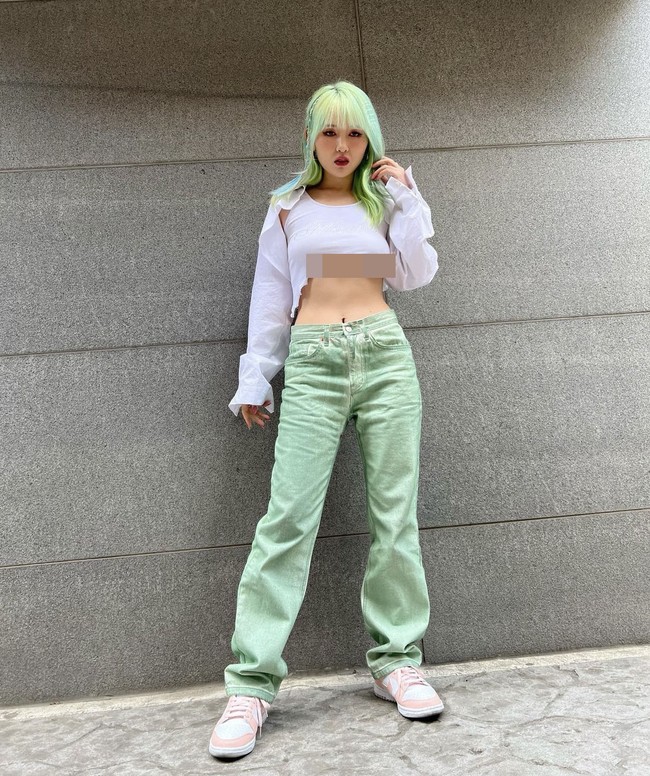 Rapper Korea Ash-B juga mencuri perhatian saat mengikuti tren underboob. Dia memakai tank top putih yang memiliki potongan asimetris dan mengekspos bagian payudaranya. Postingannya dikomentari KittiB dan rapper asal Indonesia, Ramengvrl. Foto: dok. Instagram @ash_bosss