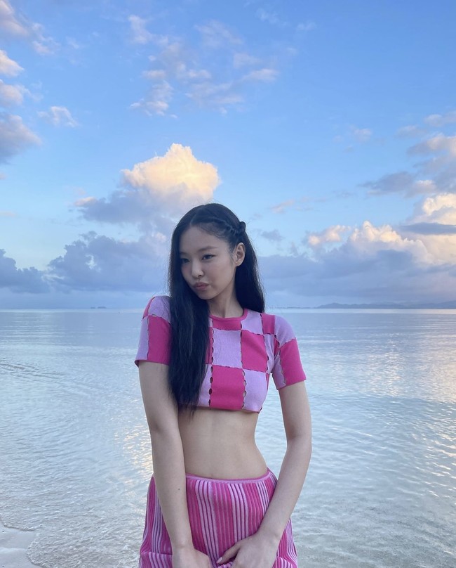 Jennie BLACKPINK terungkap sebagai personel yang paling konsisten saat menjaga bentuk badannya. Ia melakukan diet garam dan rutin melakukan fly yoga dan pilates. Foto: dok. Instagram @jennierubyjane