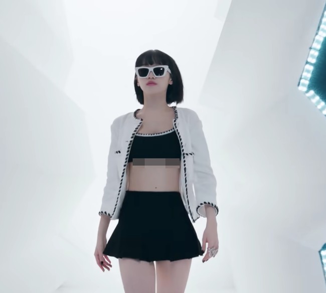 Ada pula Kim Chaewon yang tampil dengan tren underboob dalam video “LE SSERAFIM 2022 FEARLESS SHOW.” Agensi HYBE langsung menuai kritik mengingat Chaewon baru menginjak usia legal. Foto: dok. YouTube HYBE Labels