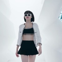 Ada pula Kim Chaewon yang tampil dengan tren underboob dalam video “LE SSERAFIM 2022 FEARLESS SHOW.” Agensi HYBE langsung menuai kritik mengingat Chaewon baru menginjak usia legal. Foto: dok. YouTube HYBE Labels