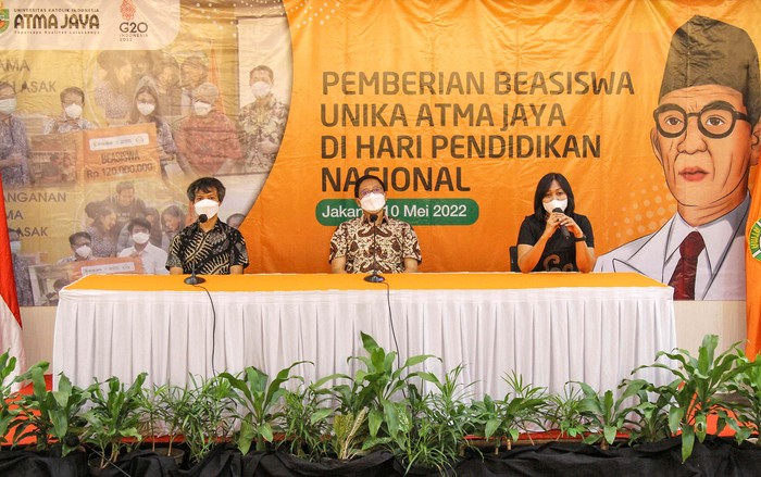 Unika Atma Jaya memberikan beasiswa senilai Rp 30 miliar. Beasiswa diberikan kepada mahasiswa terbaik lulusan tahun 2021 maupun 2022 yang akan studi S-1.