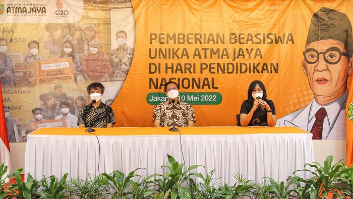 Unika Atma Jaya memberikan beasiswa senilai Rp 30 miliar. Beasiswa diberikan kepada mahasiswa terbaik lulusan tahun 2021 maupun 2022 yang akan studi S-1.