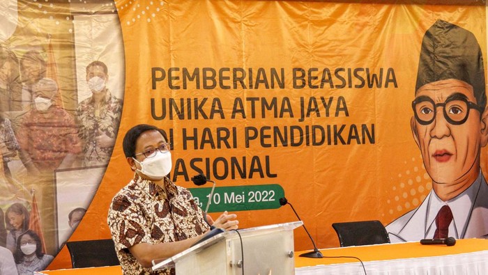 Unika Atma Jaya memberikan beasiswa senilai Rp 30 miliar. Beasiswa diberikan kepada mahasiswa terbaik lulusan tahun 2021 maupun 2022 yang akan studi S-1.