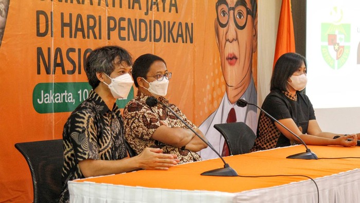 Atma Jaya Berikan Beasiswa Rp 30 M di Hari Pendidikan Nasional Unika Atma Jaya memberikan beasiswa senilai Rp 30 miliar. Beasiswa diberikan kepada mahasiswa terbaik lulusan tahun 2021 maupun 2022 yang akan studi S-1.