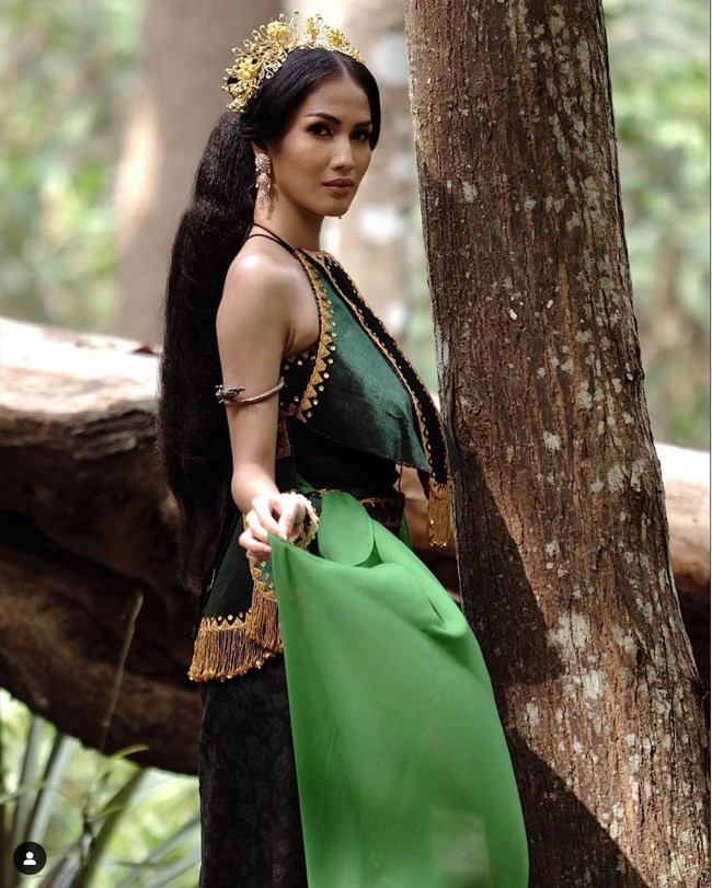 Dalam film KKN Desa Penari itu diceritakan bahwa Badarawuhi merupakan seorang hantu penari cantik yang berpakaian serba hijau. Karakter Badarawuhi sediri diperankan oleh aktris cantik Aulia Sarah. Foto: Instagram/@owliasarah