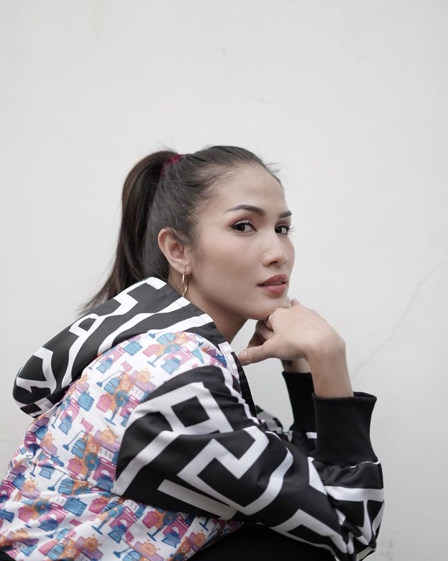 Nama Aulia Sarah kini semakin banyak dikenal usai dirinya memerankan karakter Badarawuhi dalam film KKN Desa Penari. Film KKN Desa Penari sendiri menceritakan tentang kisah 6 mahasiswa yang sedang melakukan kegiatan KKN di sebuah desa. Namun sayang KKN tersebut tidak berjalan sesuai rencana, hingga menyebabkan 2 mahasiswanya sampai meninggal. Foto: Instagram/@owliasarah