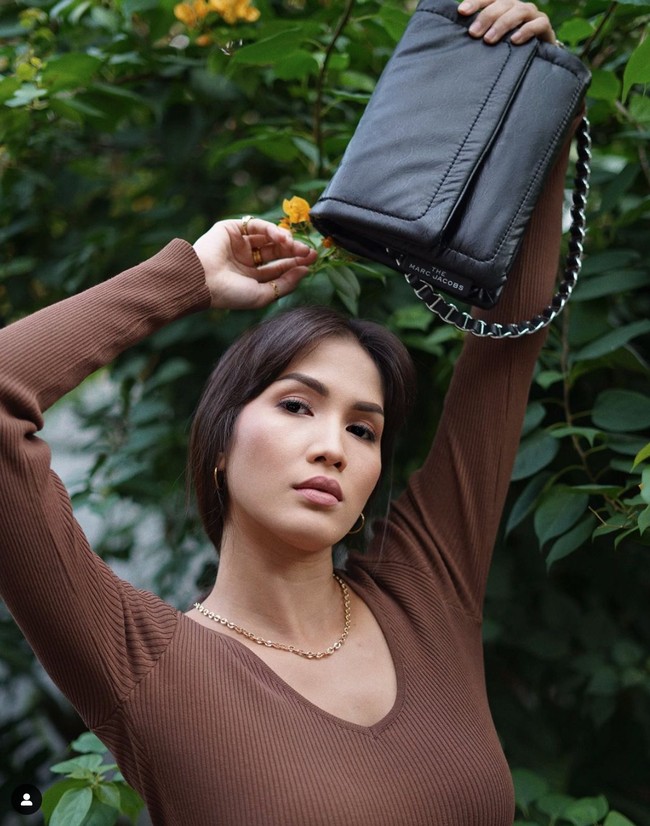 Untuk sehari-hari, Aulia juga terlihat lebih suka mengenakan makeup bernuansa nude yang membuat wajahnya terlihat lebih cantik natural. Dengan sedikit aksesori tambahan, seperti kalung dan cincin untuk pelengkap, penampilan Aulia pun jadi semakin memukau. Foto: Instagram/@owliasarah