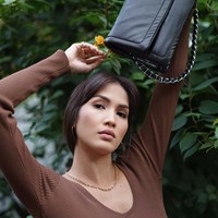 Untuk sehari-hari, Aulia juga terlihat lebih suka mengenakan makeup bernuansa nude yang membuat wajahnya terlihat lebih cantik natural. Dengan sedikit aksesori tambahan, seperti kalung dan cincin untuk pelengkap, penampilan Aulia pun jadi semakin memukau. Foto: Instagram/@owliasarah