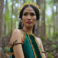 Diadaptasi dari kisah nyata yang sempat viral di Twitter, film KKN Desa Penari saat ini sedang menjadi salah satu film yang cukup diminati masyarakat. Tak hanya karena kisahnya, melainkan sosok para pemainnya juga cukup mencuri perhatian, salah satunya pemeran Badarawuhi. Foto: Instagram/@owliasarah