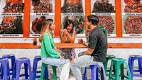 Meski kerap terlihat glamor, Awkarin juga suka kulineran di warung makan sederhana. Ini momennya saat menikmati aneka hidangan lezat. Foto: Instagram @awkarin