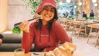 Salah satu hobi Awkarin adalah kulineran. Ia sering membagikan foto-fotonya saat menyantap makanan favoritnya. Seperti di restoran sushi berikut. Foto: Instagram @awkarin