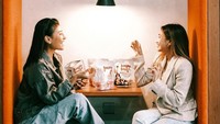 Awkarin juga suka sekali ngemil. Ini potretnya bersama sahabat ketika menikmati biskuit cokelat. Foto: Instagram @awkarin