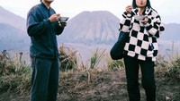 Ia sering pergi liburan ke berbagai daerah. Seperti mengunjungi Bromo dan Awkarin menikmati semangkuk bakso Malang yang gurih hangat. Foto: Instagram @awkarin