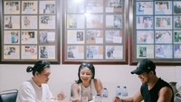 Wanita berusia 24 tahun ini juga suka kulineran di rumah makan legendaris. Seperti momennya berikut yang terlihat menikmati seporsi rawon dari Rawon Nguling. Foto: Instagram @awkarin