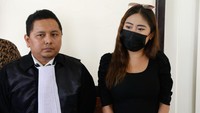 Ayu Thalia bersama Pitra Romadoni, kuasa hukumnya. Foto: Noel/detikcom