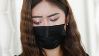 Tidak hanya busana, Ayu Thalia juga mengenakan masker hitam dan kacamata gelap. Foto: Noel/detikcom
