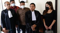 Ayu Thalia datang bersama tim kuasa hukumnya untuk menjalani sidang dengan agenda dakwaan. Foto: Noel/detikcom