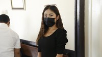 Ayu Thalia mendatangi Pengadilan Negeri Jakarta Utara dengan busana serba hitam. Foto: Noel/detikcom