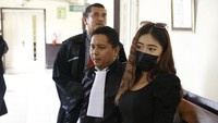 Ayu Thalia menanti sidang dimulai. Foto: Noel/detikcom