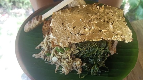 Tampilan menu Paket Golden Signature atau menu babi guling yang berisikan kulit babi guling dilapisi edible golden leaf