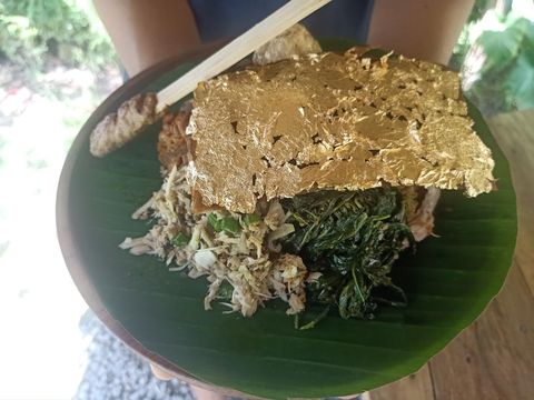 Tampilan menu Paket Golden Signature atau menu babi guling yang berisikan kulit babi guling dilapisi edible golden leaf