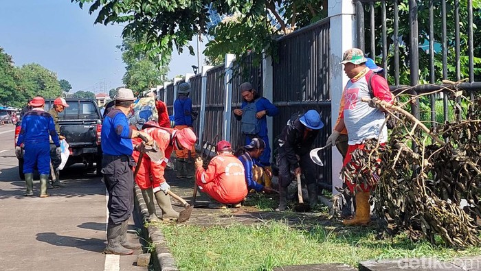 Puluhan petugas membersihkan kawasan Stadion Gelora Bandung Lautan Api (GBLA) Kota Bandung. Operasi kebersihan ini rutin digelar agar Stadion GBLA tetap terawat