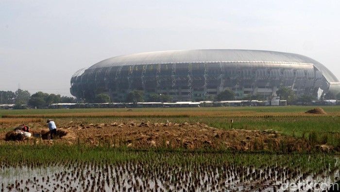 Puluhan petugas membersihkan kawasan Stadion Gelora Bandung Lautan Api (GBLA) Kota Bandung. Operasi kebersihan ini rutin digelar agar Stadion GBLA tetap terawat