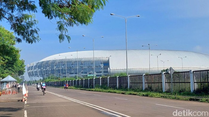 Biar Makin Kece, Kawasan Stadion GBLA Bandung Dibersihkan Puluhan petugas membersihkan kawasan Stadion Gelora Bandung Lautan Api (GBLA) Kota Bandung. Operasi kebersihan ini rutin digelar agar Stadion GBLA tetap terawat