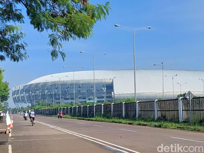 Puluhan petugas membersihkan kawasan Stadion Gelora Bandung Lautan Api (GBLA) Kota Bandung. Operasi kebersihan ini rutin digelar agar Stadion GBLA tetap terawat
