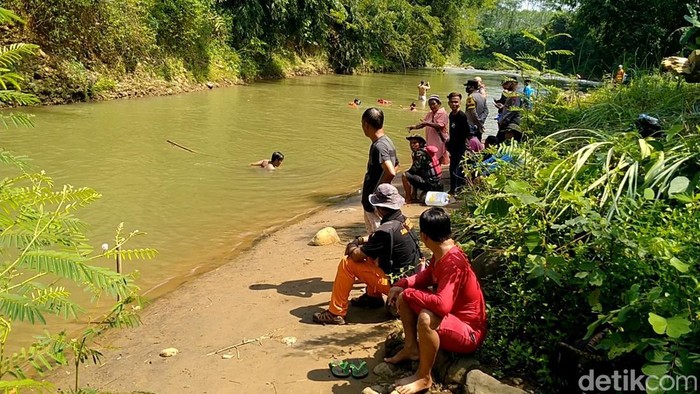 Tim SAR bersama warga mencari bocah asal Batang, Angga Saputra yang hilang di sungai, Selasa (10/5/2022).