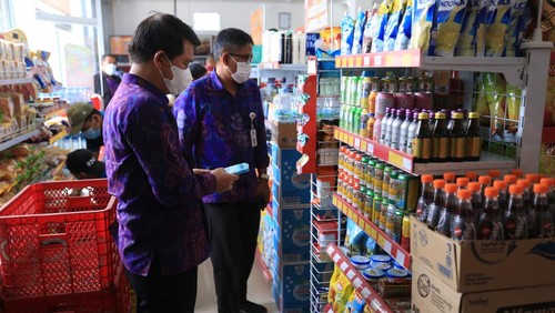 Bupati Klungkung, I Nyoman Suwirta memantau distribusi Uyah Kusamba di swalayan