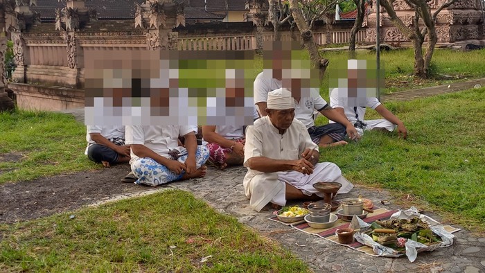Delapan orang pecandu narkoba di desa sangsit jalani upacara byakala atau byakaon di Pura Desa Adat Sangsit Dauh Yeh, Senin (9/5/2022) sore.