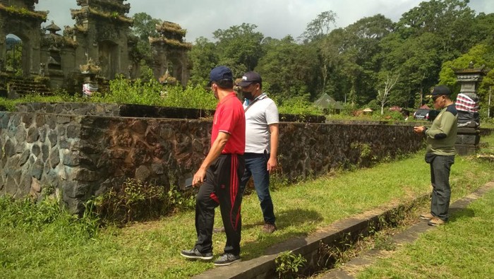 Camat Banjar bersama perangkat desa saat mengecek kawasan suci Pura Gubug Danau Tamblingan, Desa Munduk, Kecamatan Banjar, Kabupaten Buleleng yang dicorat-coret pelaku