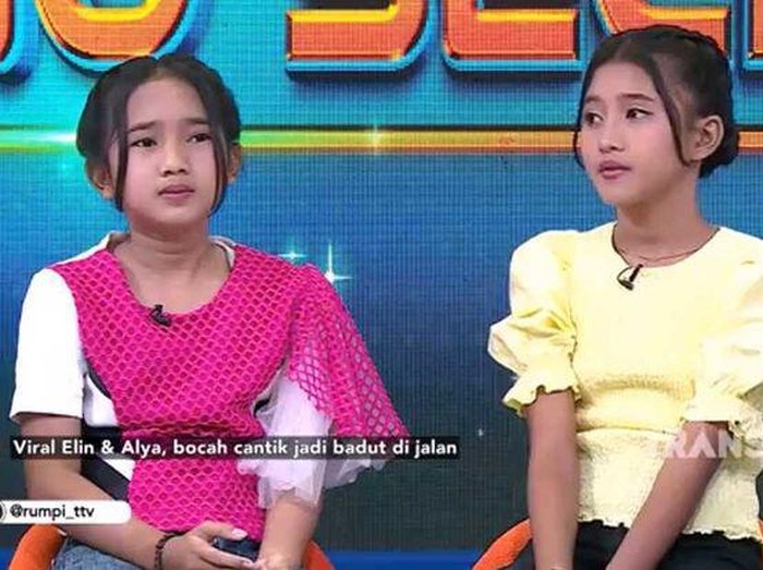Dua bocah jadi badut jalanan, Elin dan Alya viral di media sosial. Dua bocah jadi badut jalanan, Elin dan Alya viral di media sosial.