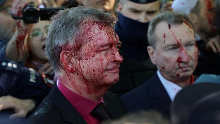 Ekspresi Dubes Rusia Usai Disiram Cairan Merah di Polandia Dubes Rusia untuk Polandia Sergey Andreev disiram cairan merah saat hadir di Pemakaman Militer Soviet di Warsawa. Cairan itu diketahui disiram pengunjuk rasa.