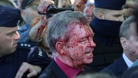 Dalam sebuah rekaman video yang diposting di media sosial Twitter, beberapa pengunjuk rasa yang membawa bendera Ukraina dan mengeliling delegasi Rusia sembari meneriakan fasis sebelum Duta Besar Rusia untuk Polandia Rusia untuk Polandia Sergey Andreev disiram cairan merah.