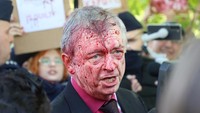 Penampakan Duta Besar Rusia untuk Polandia Sergey Andreev usai disiram cairan berwarna merah di Warsawa, Polandia, Senin (9/5/2022) waktu setempat.